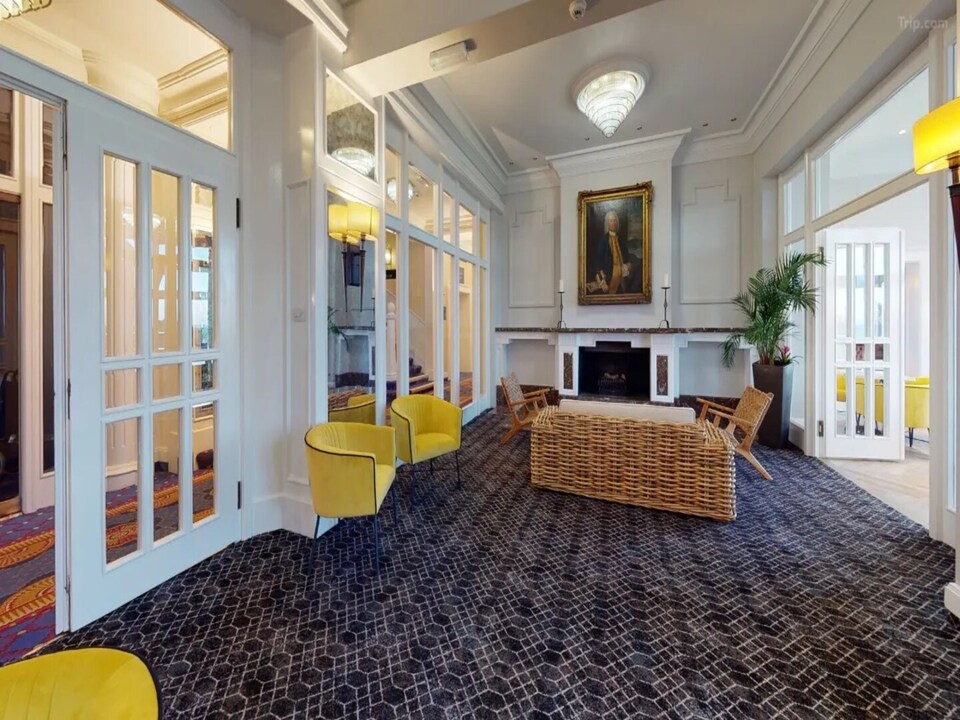Superior Feature w/ View, London
