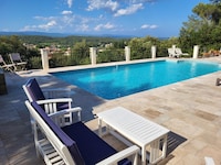 Villa Christine, con piscina y vistas en Provenza