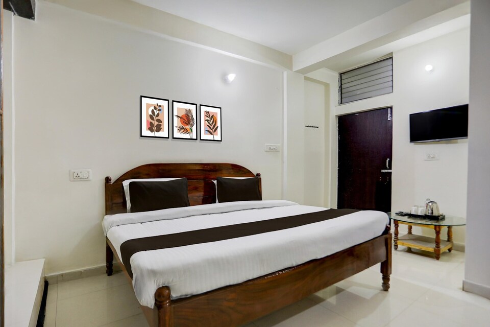 Deluxe Hotel Home Town, Patna