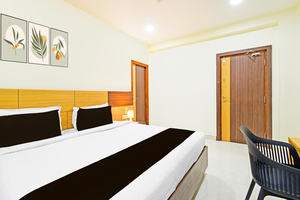 Deluxe with Twin BedRrr Inn, Hyderabad