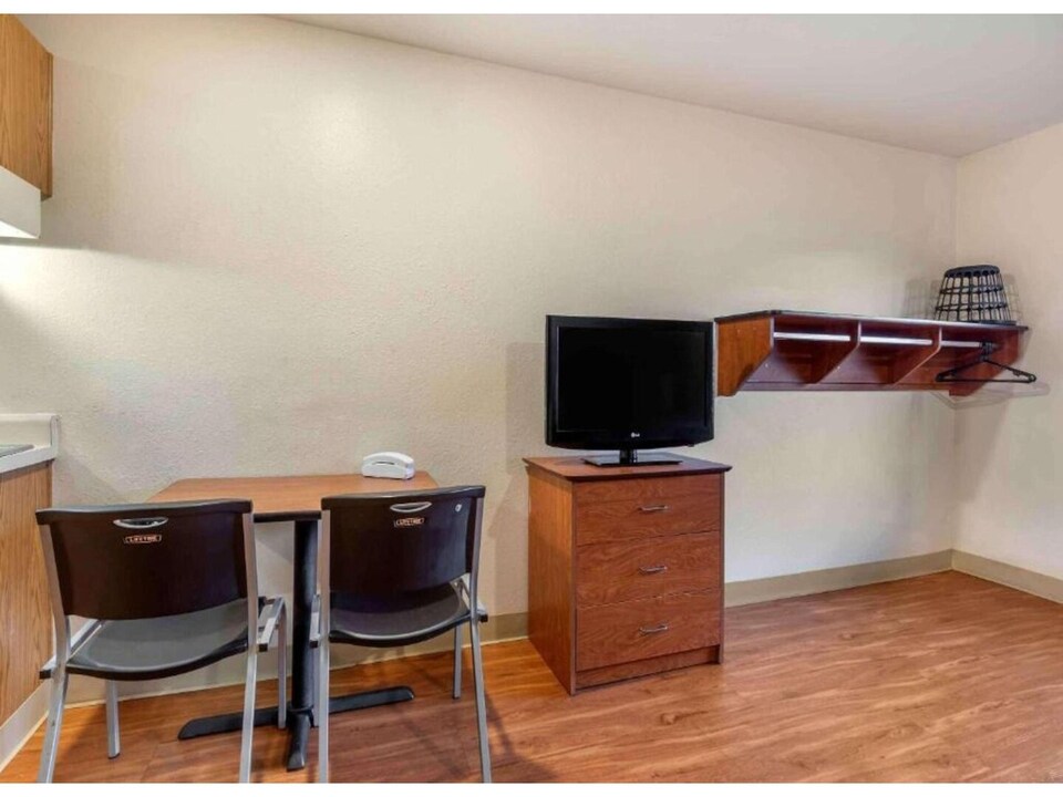 2 Full Beds | Non-Smoking, Kitchen, Shreveport