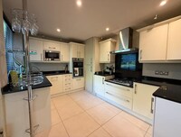 Spacious 3-Bed in Dulwich with Parking