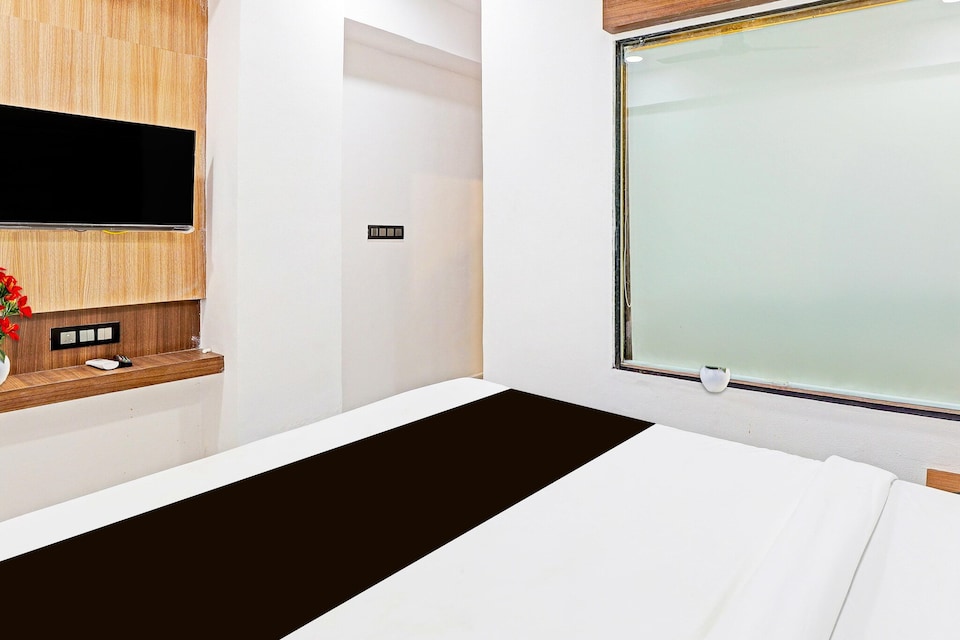Deluxe Hotel Niraant, Surat