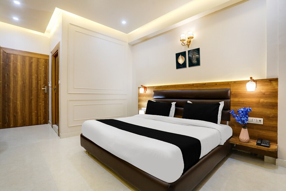 Classic with BalconyHALDWANI INN, Ghuni No.1