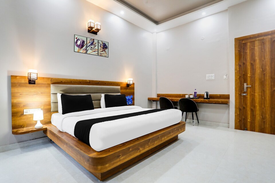 Classic with BalconyHALDWANI INN, Ghuni No.1