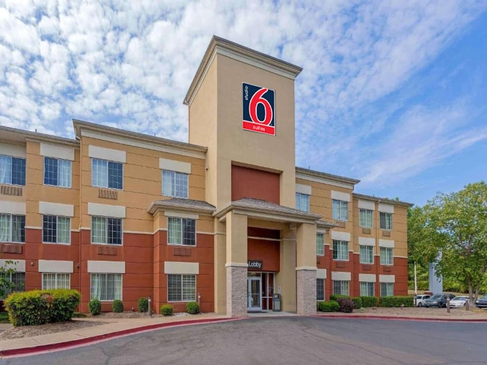 2 Queen Beds | Smoking, Kitchen, Memphis