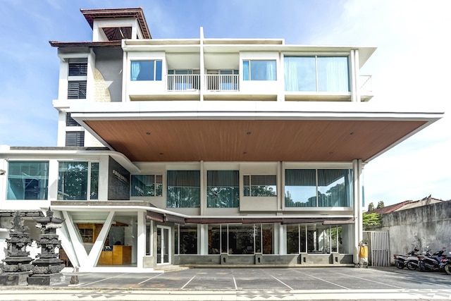 Luxury Twin Stay with Free WiFi and Parking