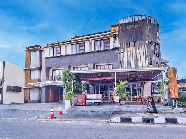 Stylish Twin Stay with Free WiFi Parking and Pool