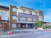 Stylish Twin Stay with Free WiFi Parking and Pool