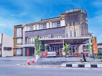 Stylish Twin Stay with Free WiFi Parking and Pool