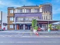 Stylish Twin Stay with Free WiFi Parking and Pool
