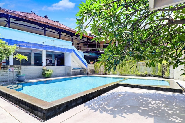 Stylish Twin Stay with Free WiFi Parking and Pool