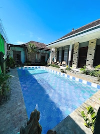 Luxury Family Stay with Extra Space and Free WiFi
