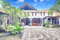 Stylish Twin Stay with Free WiFi Parking and Pool