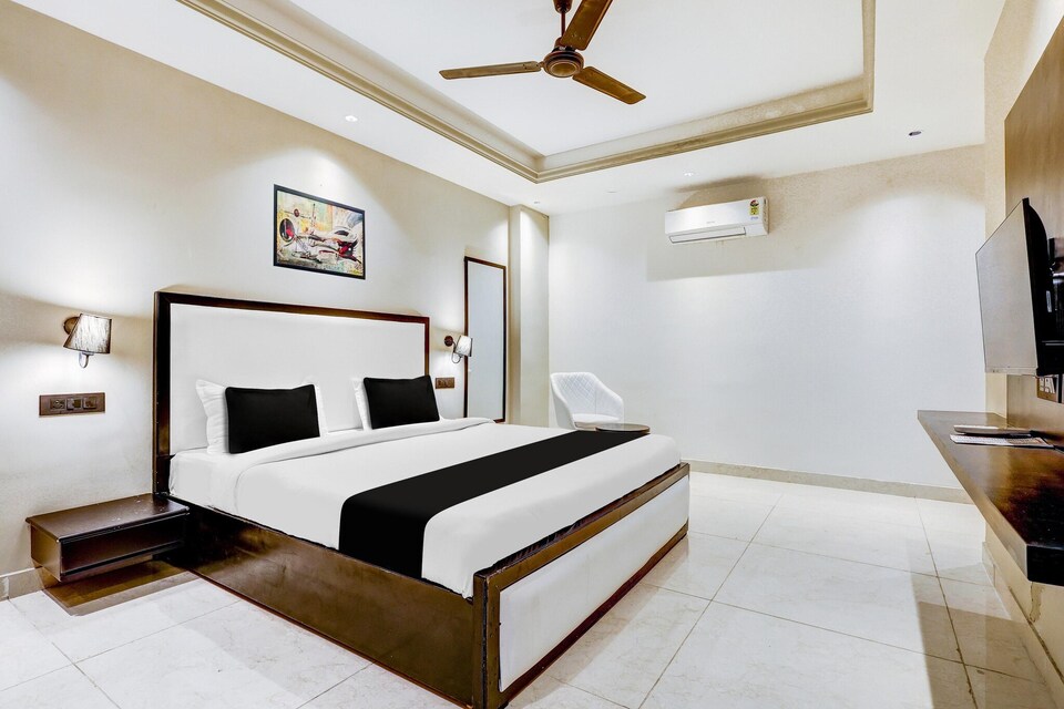 DeluxeCloud Bay, Gurugram