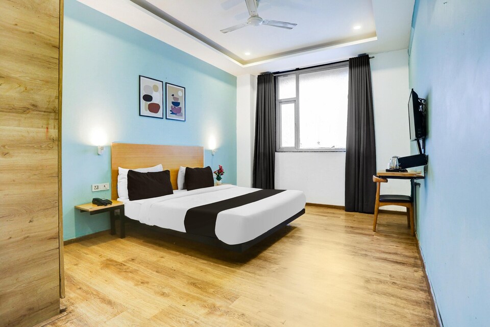 Classic with BalconyRohini Sector 23, Delhi