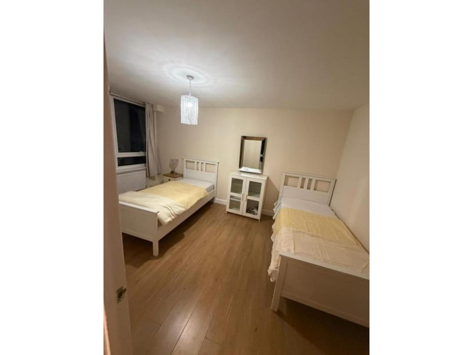 Standard Twin Room - Shared, Maidstone