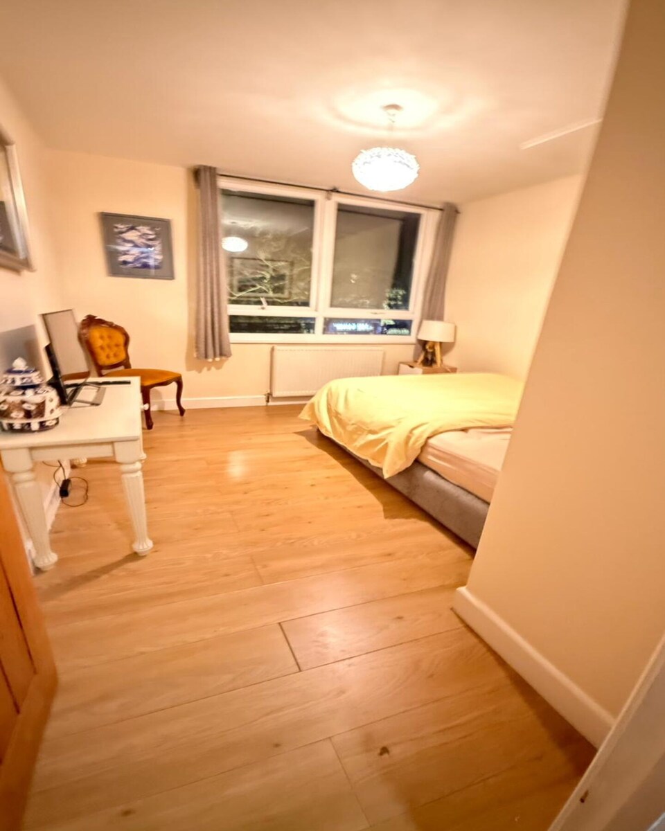 Standard Double Room - Shared, Maidstone