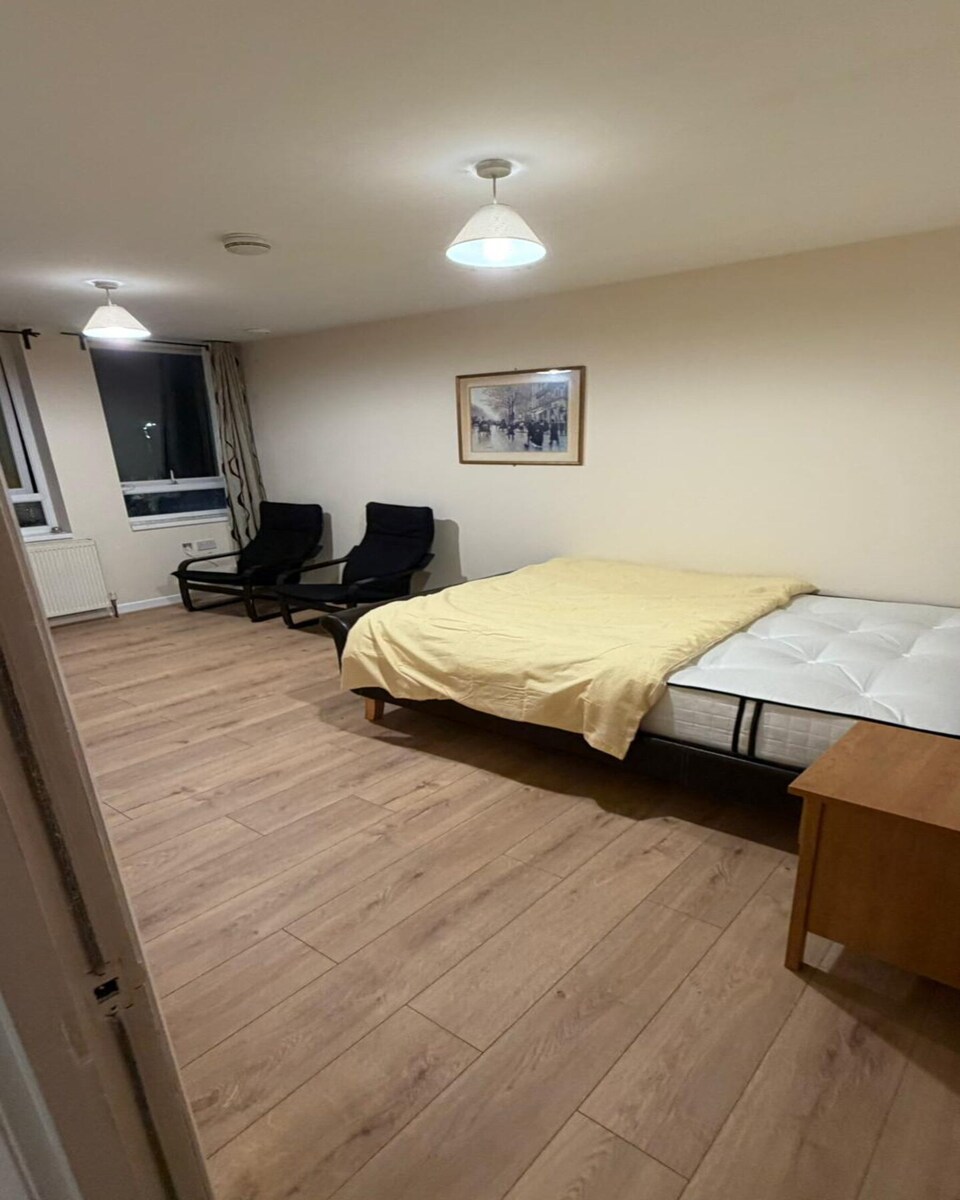 Standard Double Room - Shared, Maidstone