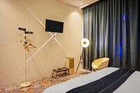 Stylish DBL Suite Escape W/ Free WiFi and Parking