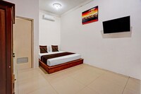 Sophisticated Deluxe Retreat Near UNISLA w/ WiFi