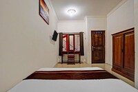 Sophisticated Deluxe Retreat Near UNISLA w/ WiFi