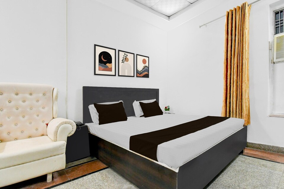 Deluxe Khusboo Palace, Lucknow