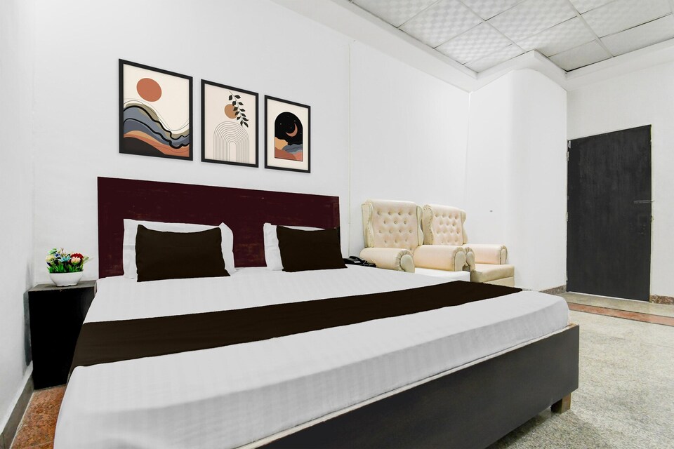 Deluxe Khusboo Palace, Lucknow