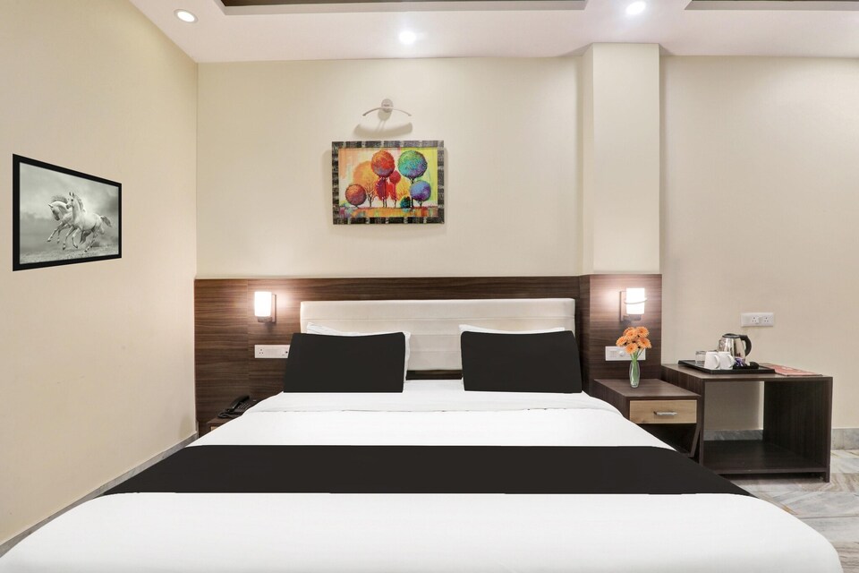 Deluxe Kunwar Aalcajars, Patna