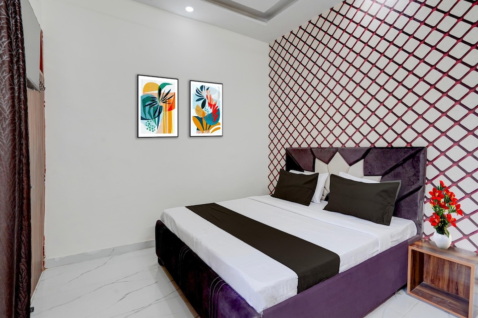 Saver Double Hotel O ISBT Holiday Spot, Sahibzada Ajit Singh Nagar