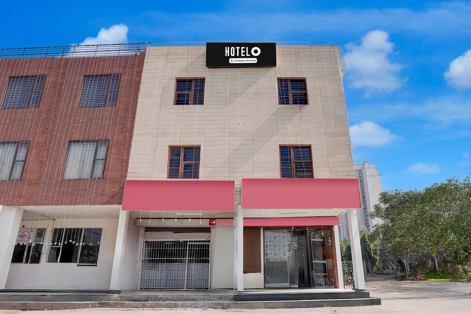 Saver Double Hotel O ISBT Holiday Spot, Sahibzada Ajit Singh Nagar