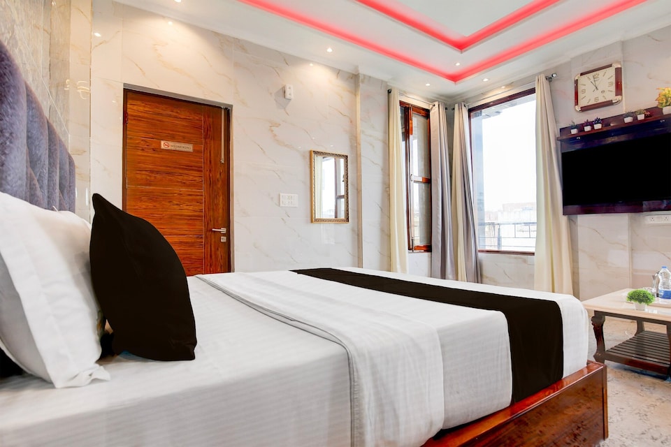 Super Deluxe Room Chandigarh Near PEC-PGI-PU, Nayagaon