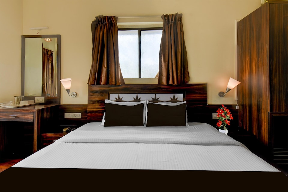 Deluxe Popular Hotel, Pune
