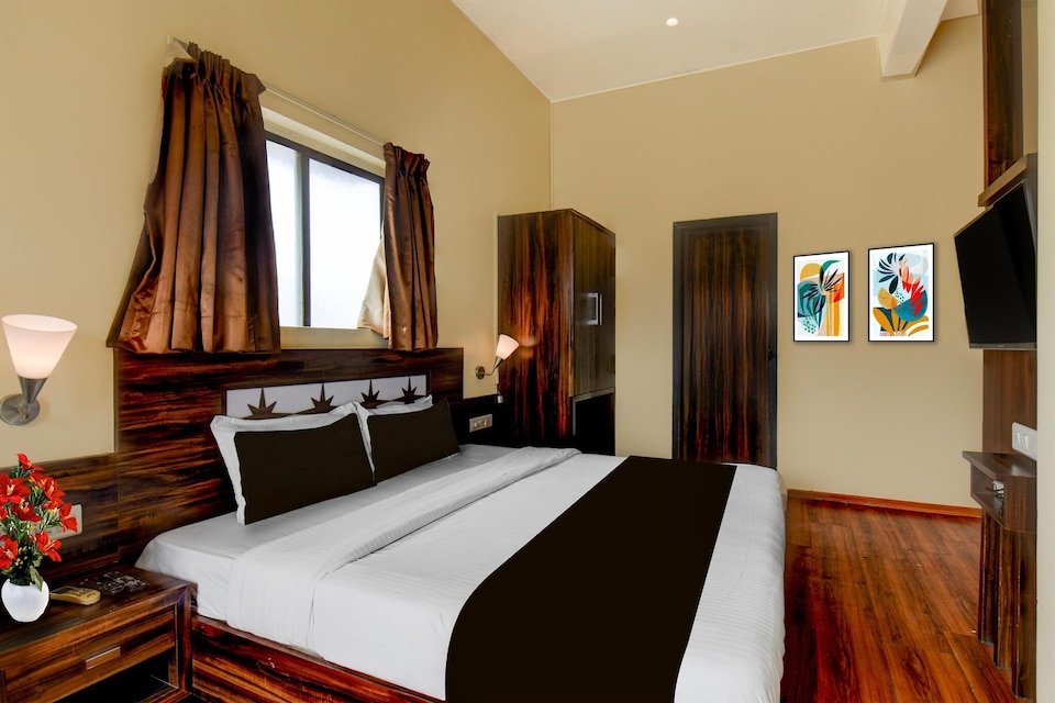 Deluxe Popular Hotel, Pune