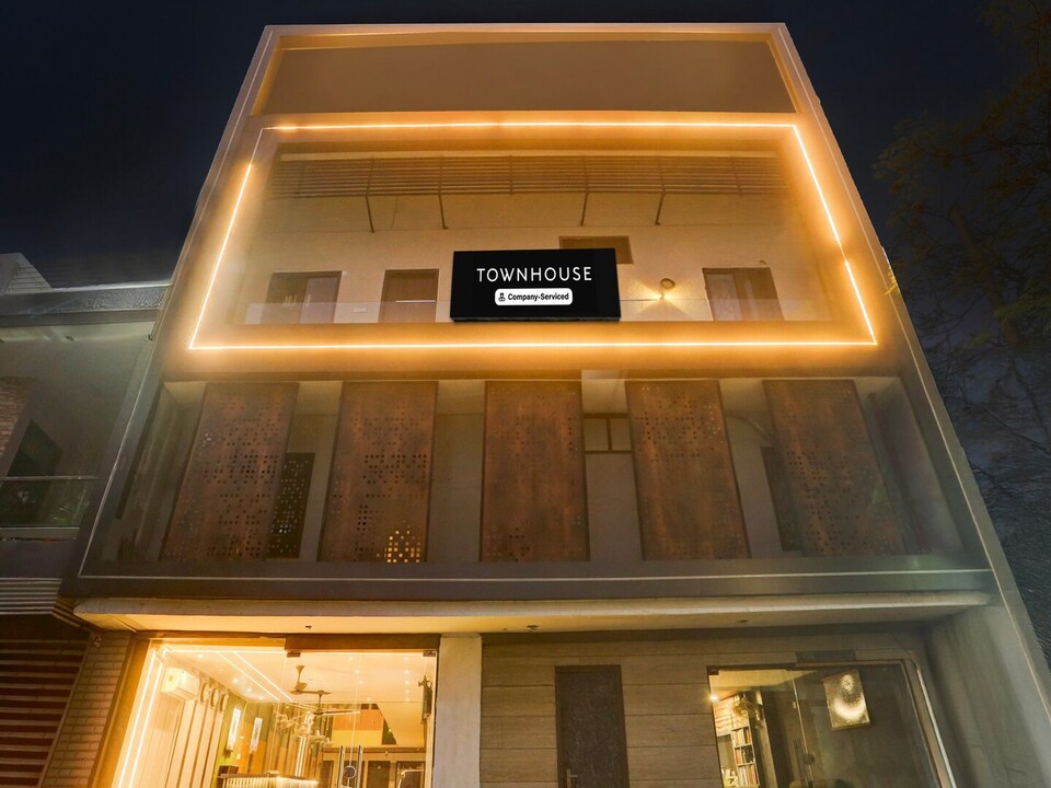 Super Deluxe Room Haibowal Chowk Near DMC, Ludhiana