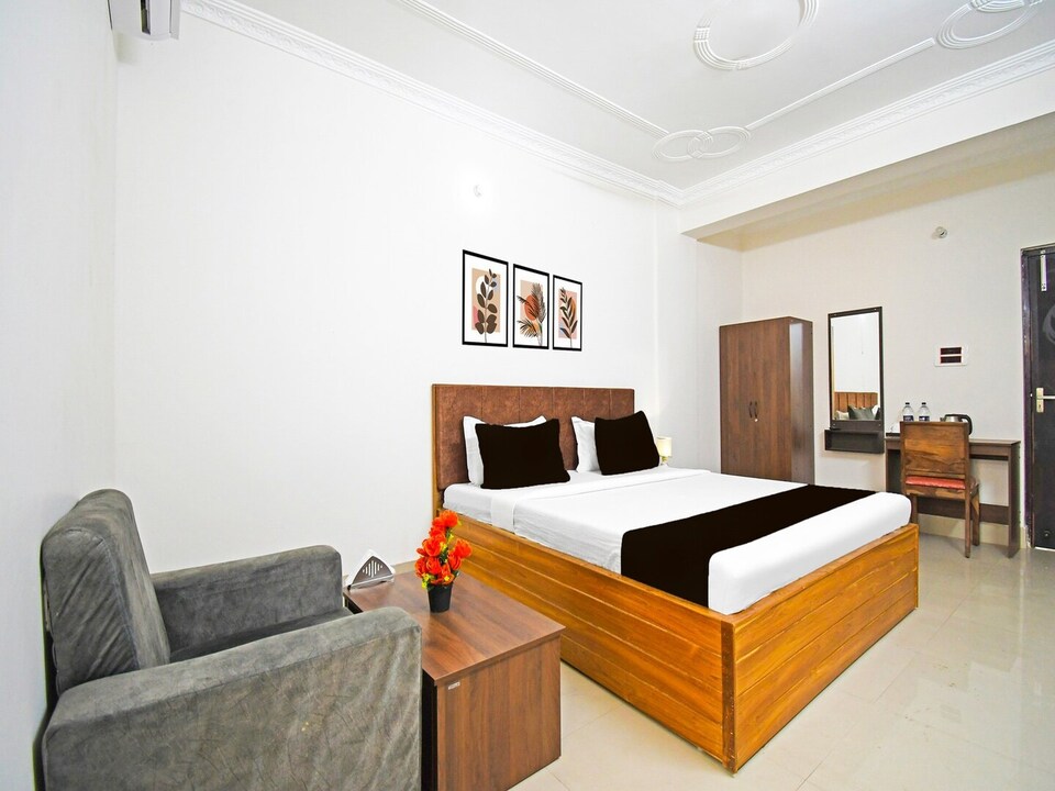 Deluxe JCM Hotel, Patna