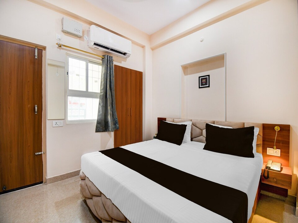 Deluxe with Balcony Hotel Karuna Palace, Patna