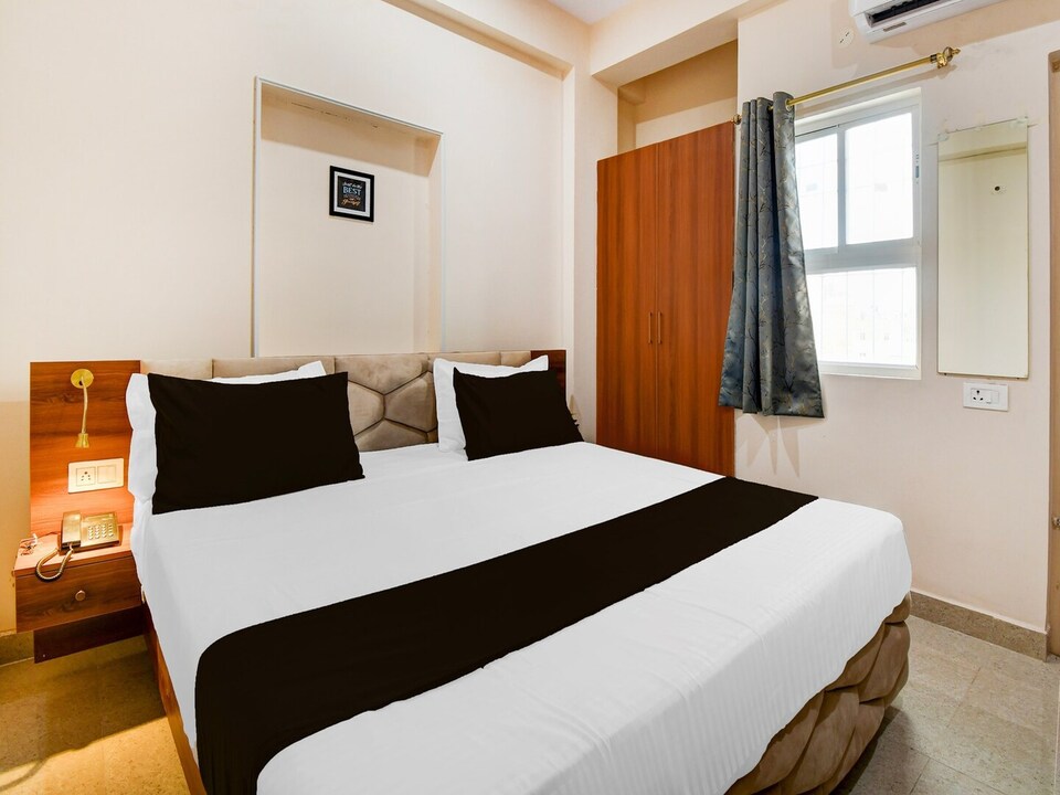 Deluxe with Balcony Hotel Karuna Palace, Patna