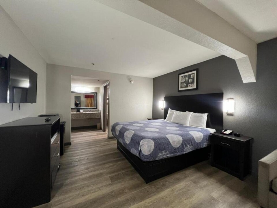Suite - King Bed Non - Smoking, Griffin