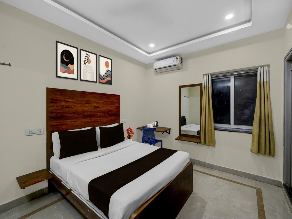 Super Deluxe Room Srinika Inn, Hyderabad