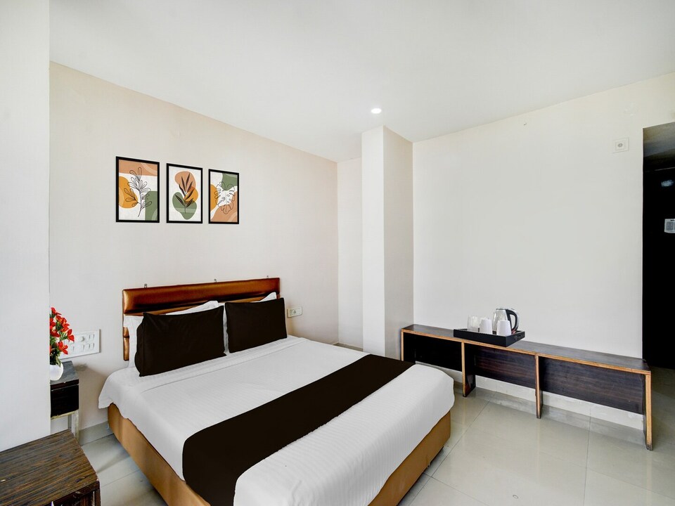 Super Deluxe Room Hotel Anshu Grand, Hyderabad