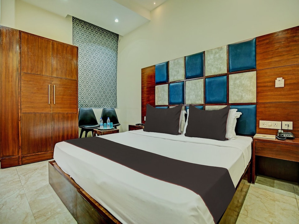 Classic with Balcony Hotel Vihaan Residency, Zirakpur