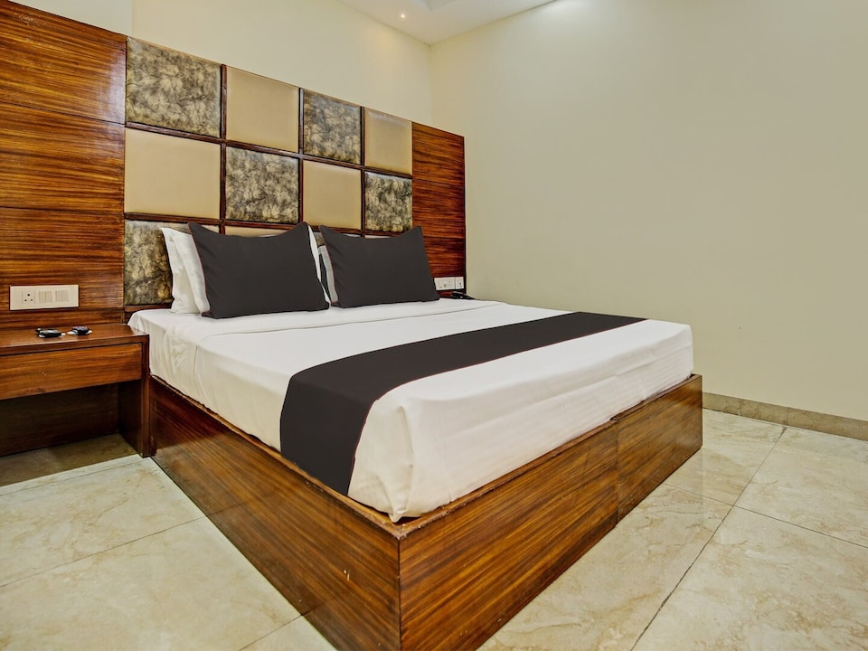 Super Deluxe Room Hotel Vihaan Residency, Zirakpur
