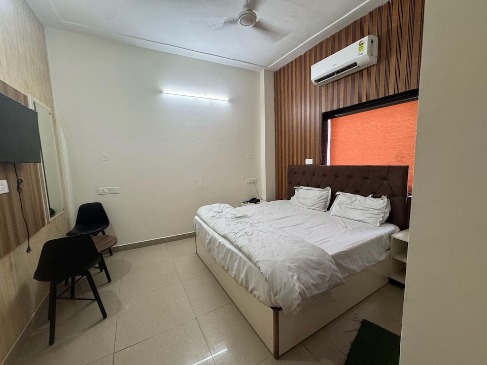 Deluxe Hotel Prince, Sahibzada Ajit Singh Nagar