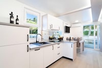 Maison flottante de rêve en bord de mer avec bain à remous
