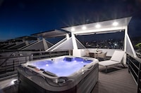 Maison flottante de rêve en bord de mer avec bain à remous