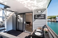 Maison flottante de rêve en bord de mer avec bain à remous