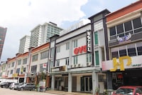 Super OYO 90027 Happy Hotel