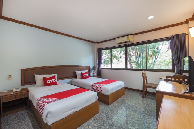 OYO 859 Golden Land Hotel