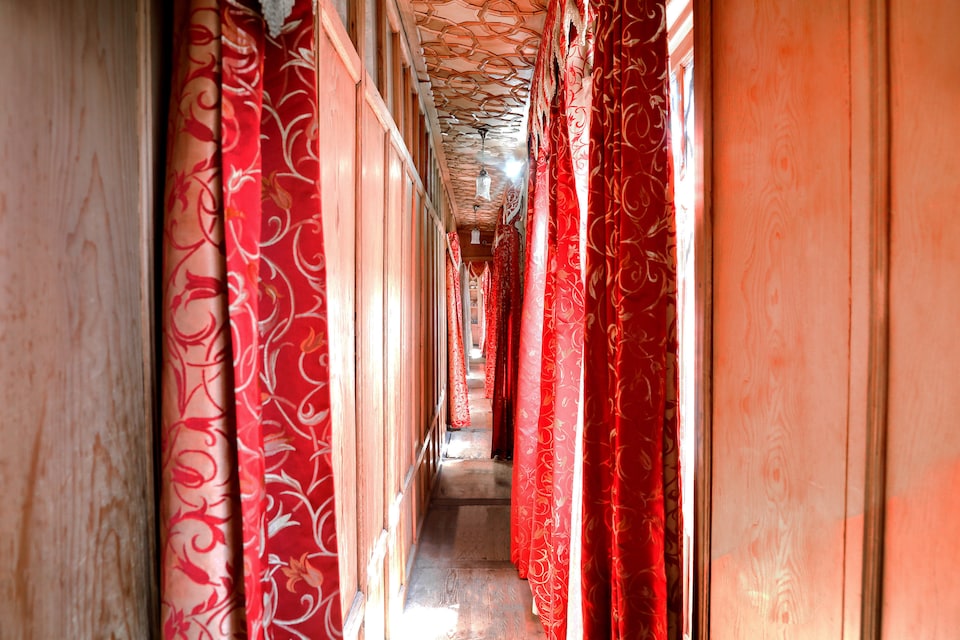 OYO 71924 Houseboat Golden Palace, Dal Lake, Srinagar